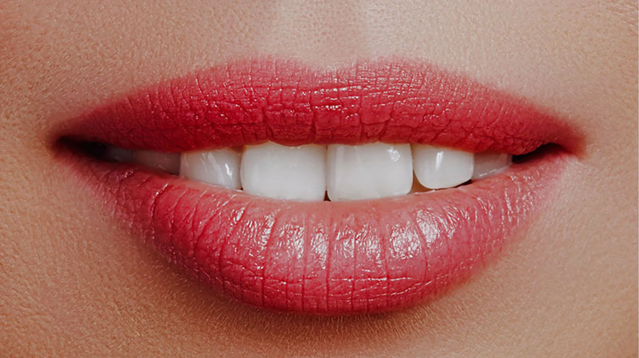 Lippen in kräftigem Rot mit glänzender Oberfläche