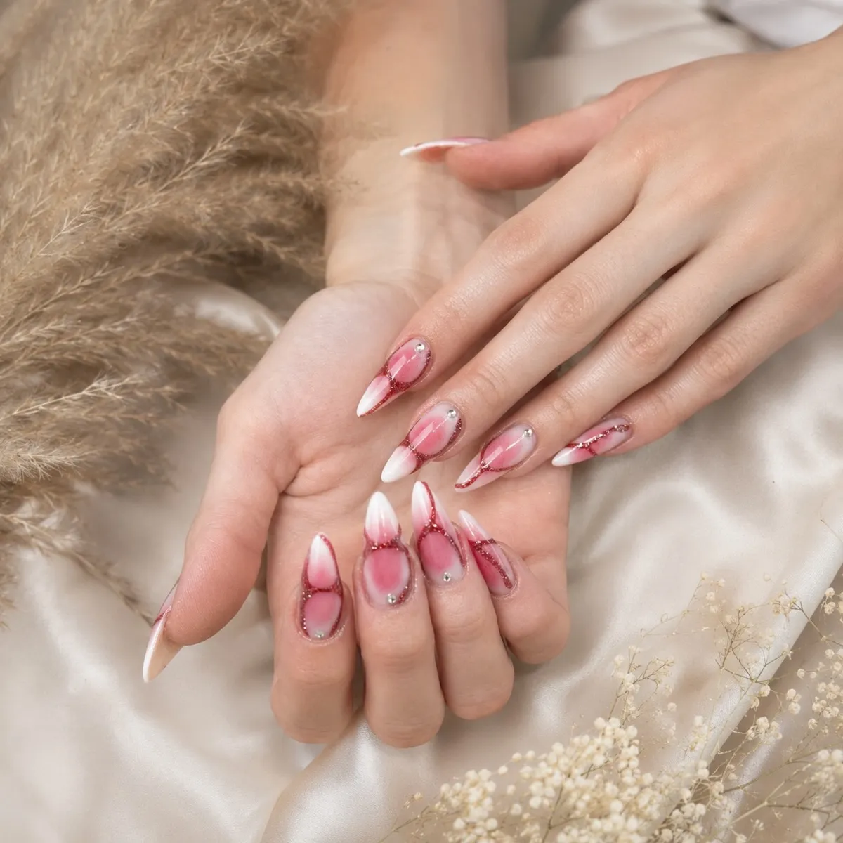 Lange Mandelnägel in Weiß und Rosa mit roten Akzenten