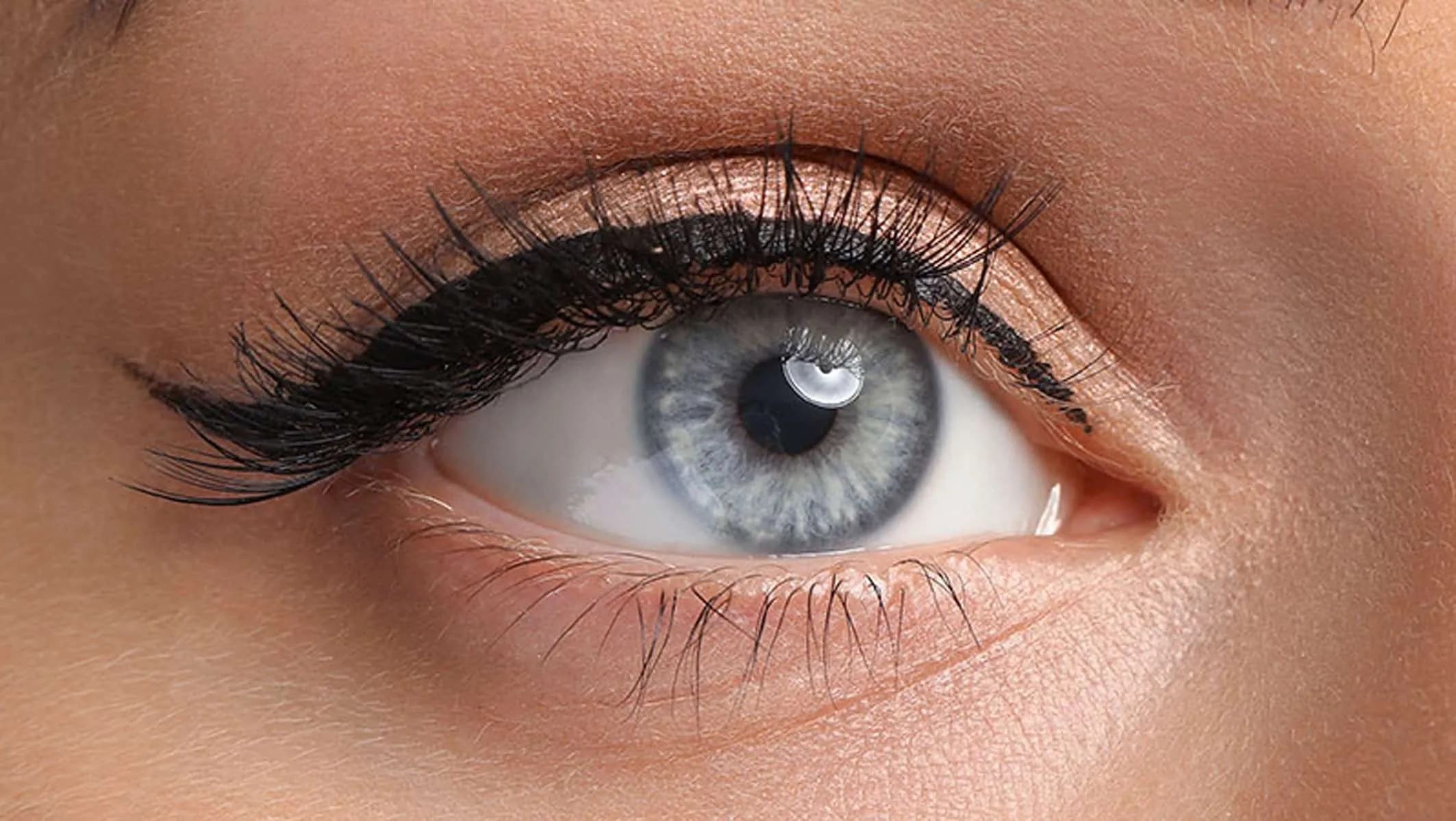 Auge mit Kajallinie am oberen und unteren Wimpernkranz