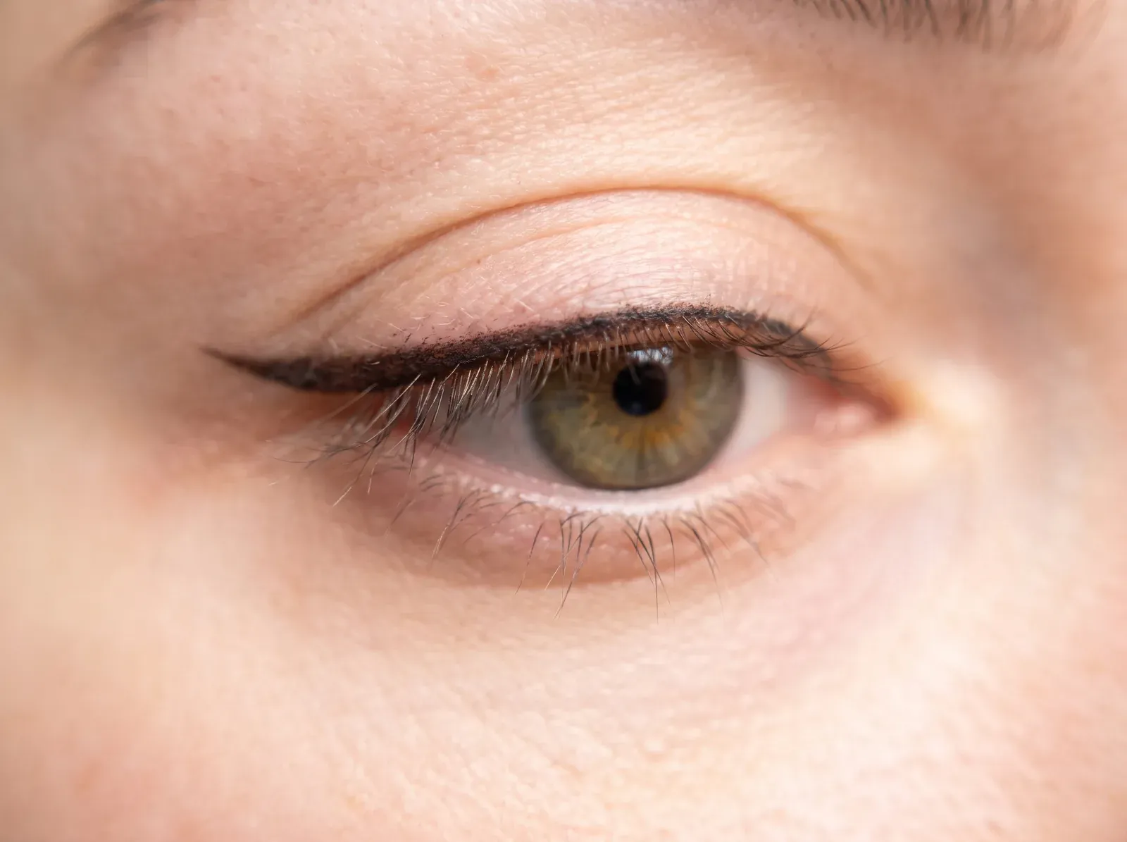 Auge mit feinem, eng am Wimpernkranz gesetztem Lidstrich