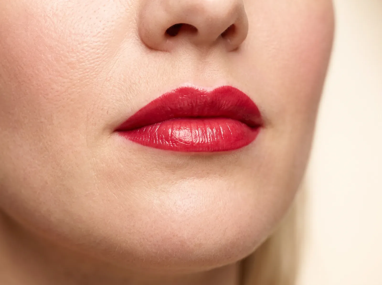 Lippen in kräftigem Rot mit glänzender Oberfläche