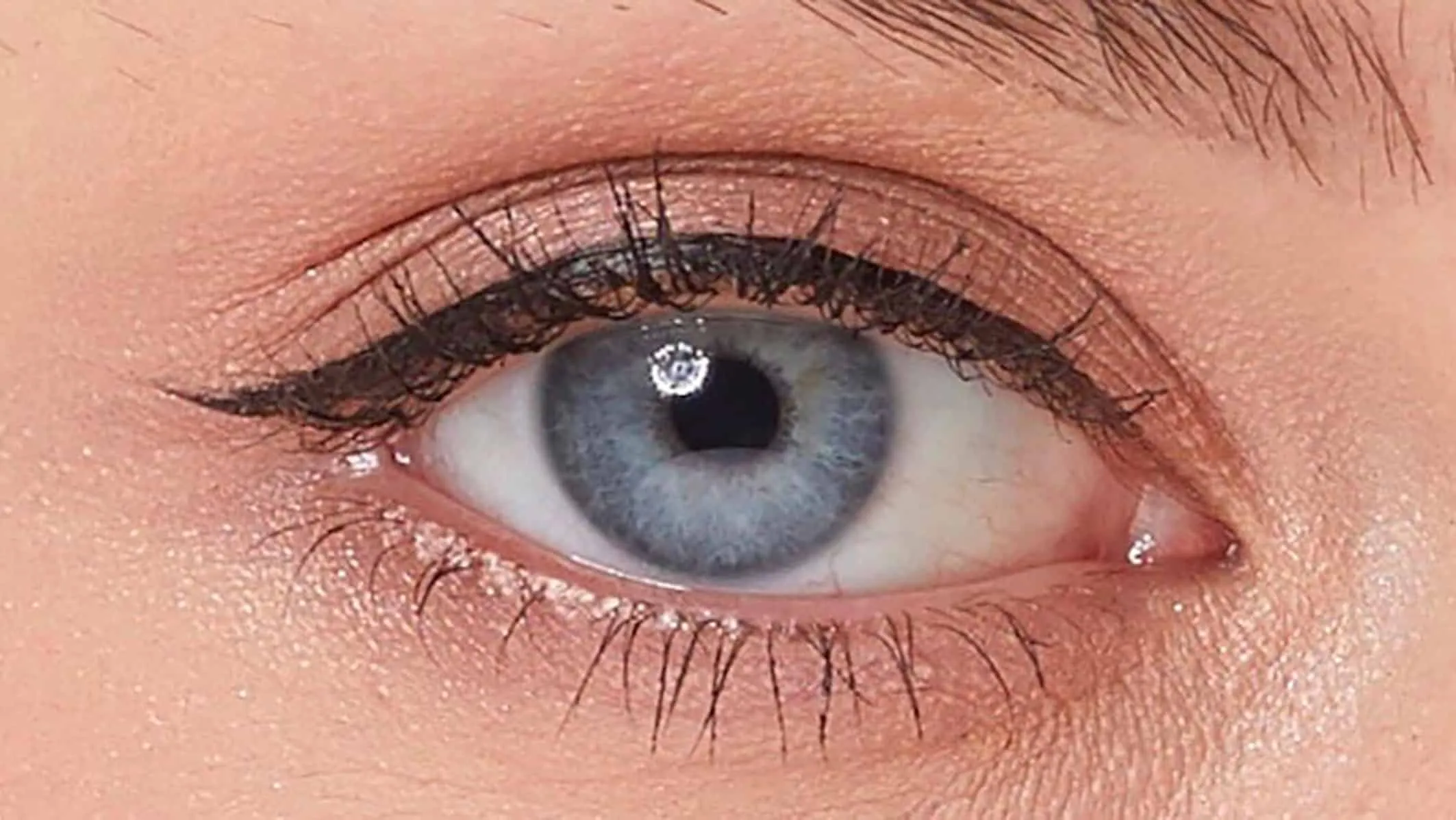 Auge mit feinem, eng am Wimpernkranz gesetztem Lidstrich