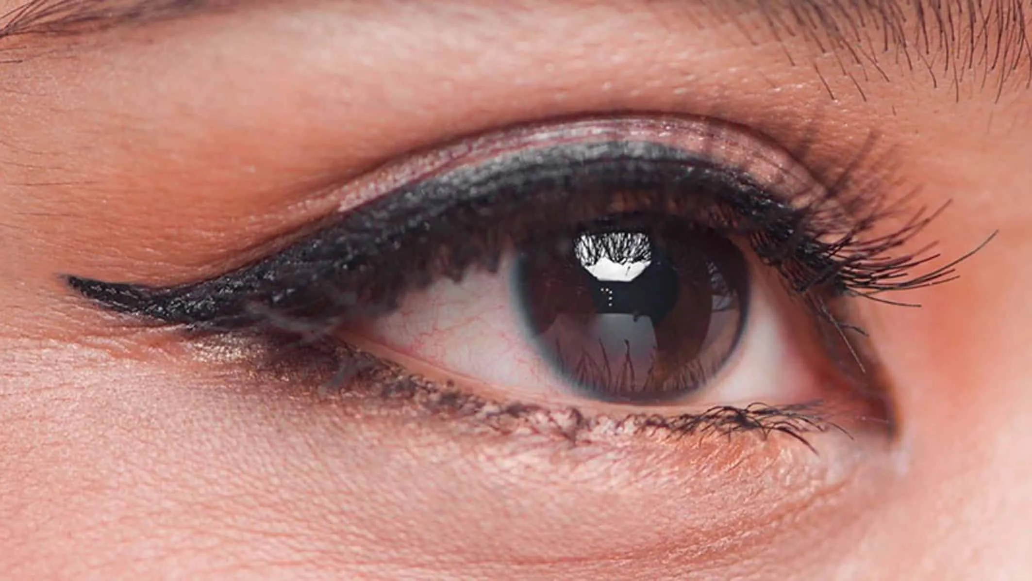 Auge mit breit ausgezogenem, weich verlaufendem Lidstrich