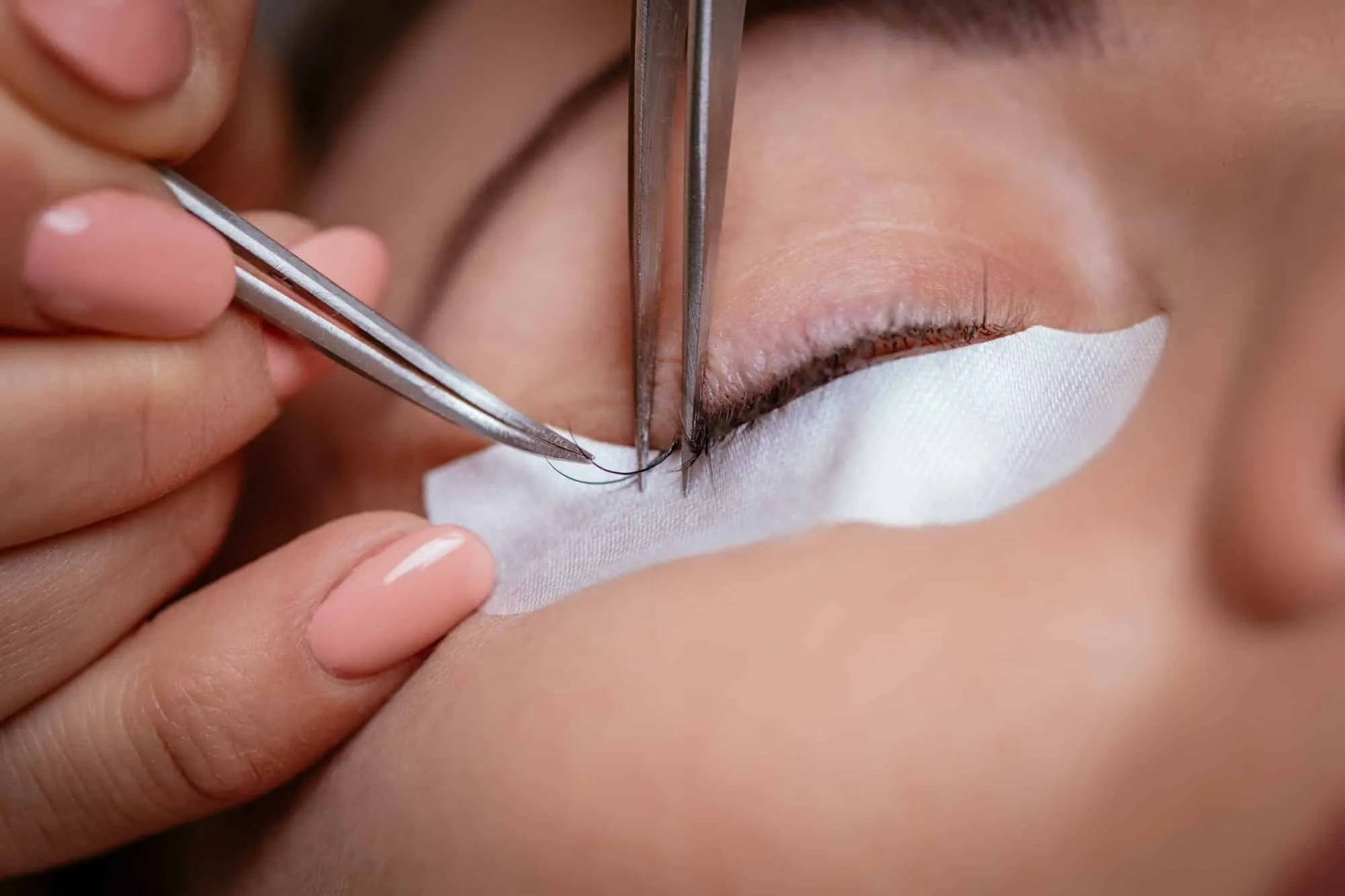 Wimpernverlängerung wird am geschlossenen Auge angesetzt